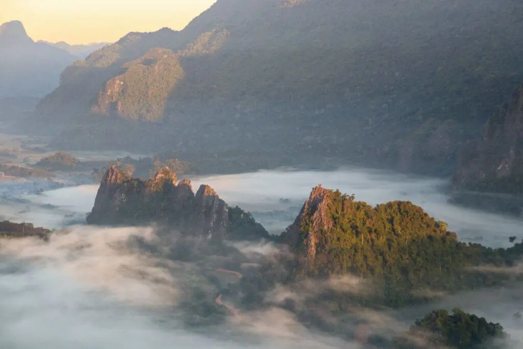 Karstlandschaft im Morgennebel - Laos Karstlandschaft im Morgennebel - Laos