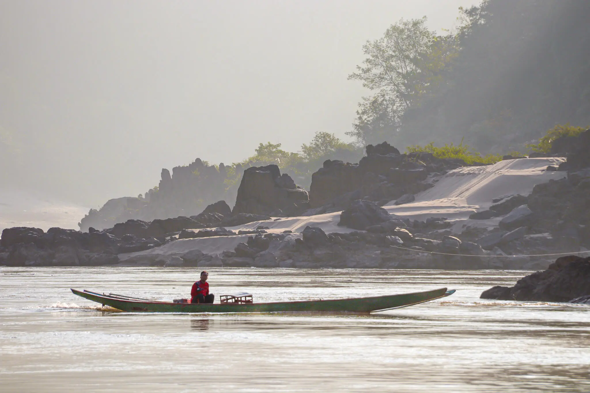 Mann auf Boot Mekong River in Laos