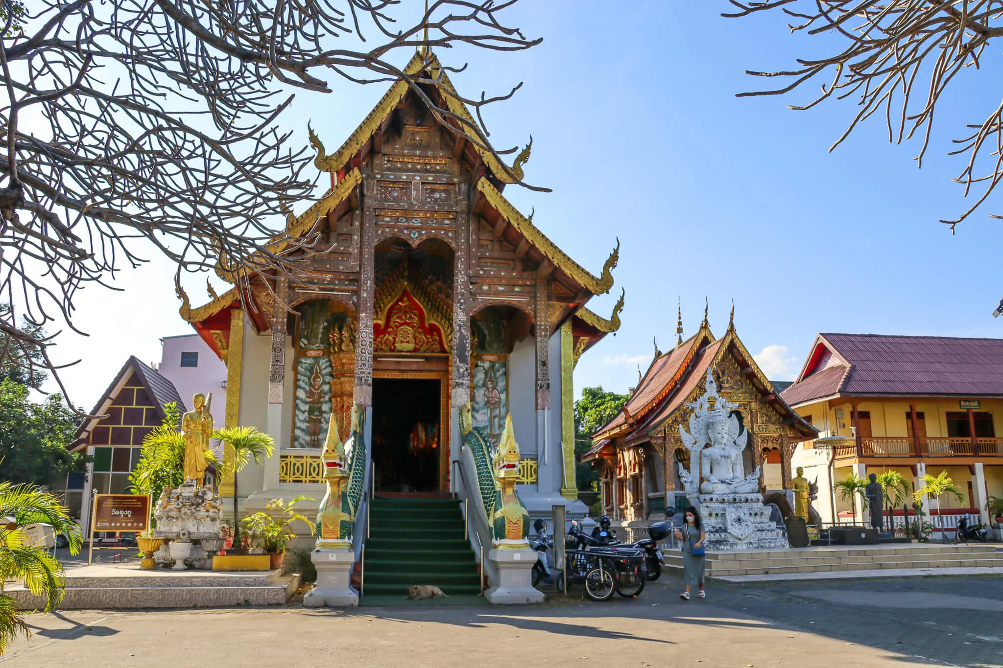 typischer Tempel in Thailand mit goldenen Verzierungen