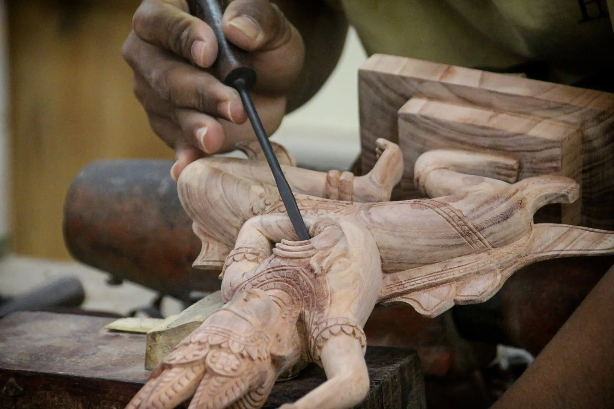 Artisans Angkor traditionelle Holzschnitzerei in Siem Reap Kambdoscha