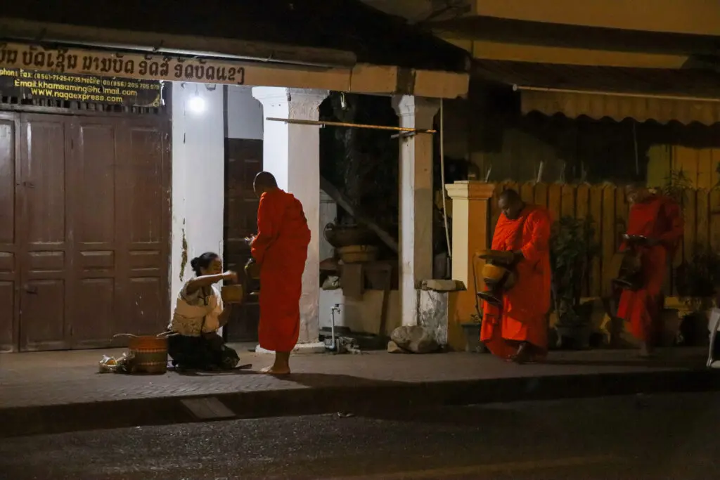 Almosengang der Mönche in Luang Prabang