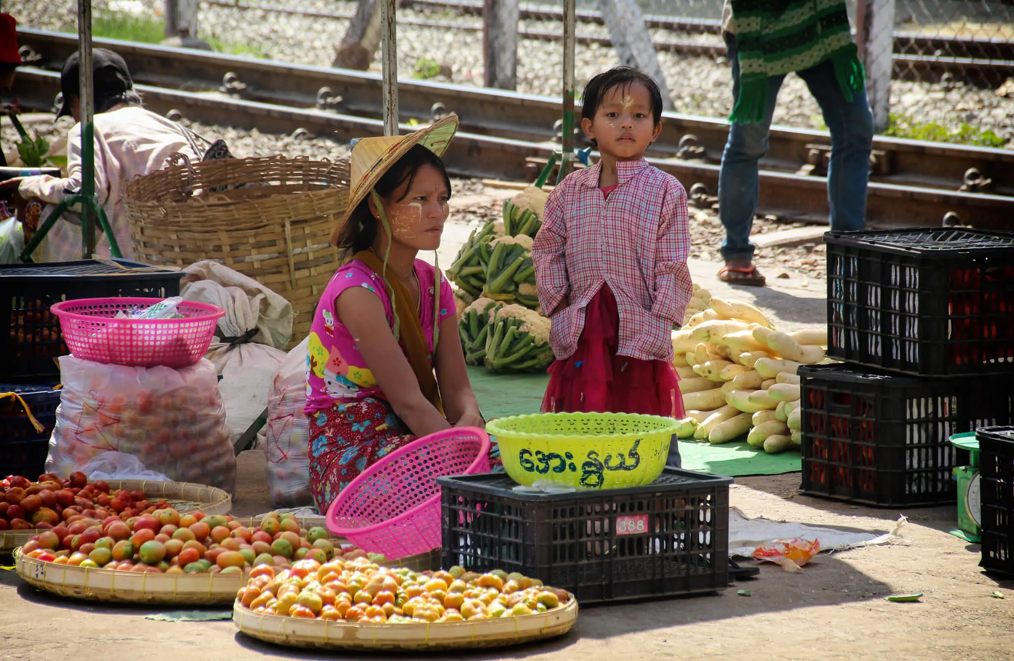 Burmesische Verkäuferin mit Kind in Myanmar