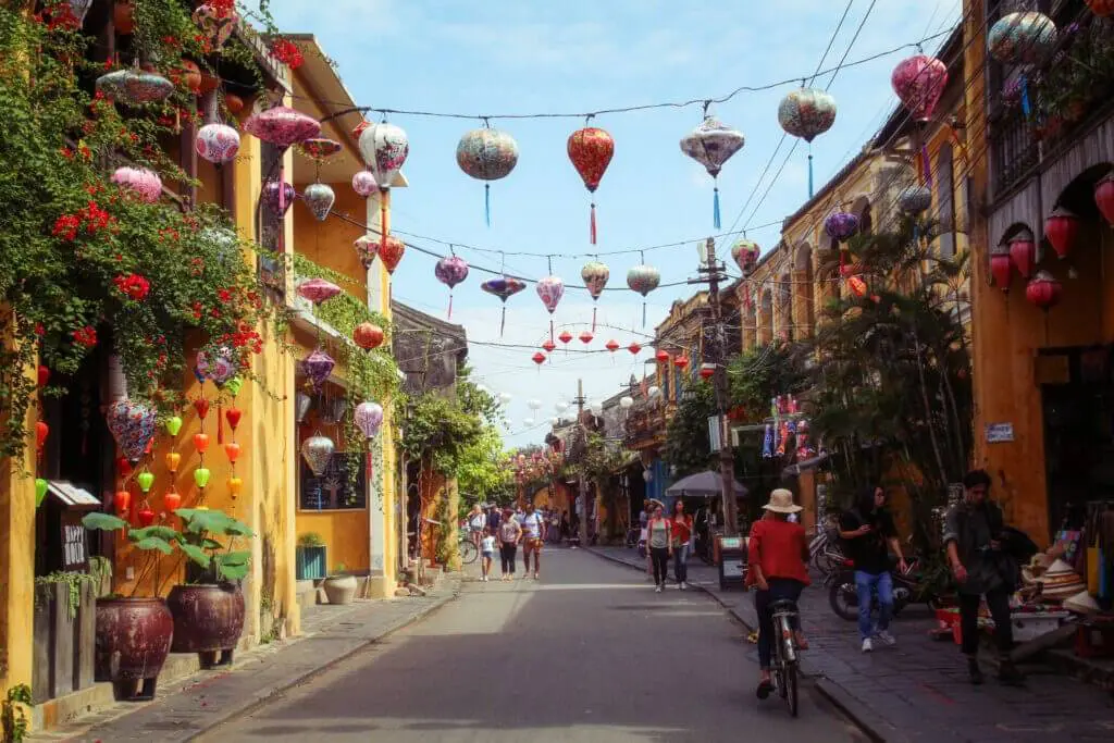 Straße mit Laternen in Hoi An Vietnam