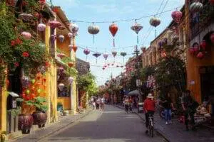 Straße mit Laternen in Hoi An Vietnam