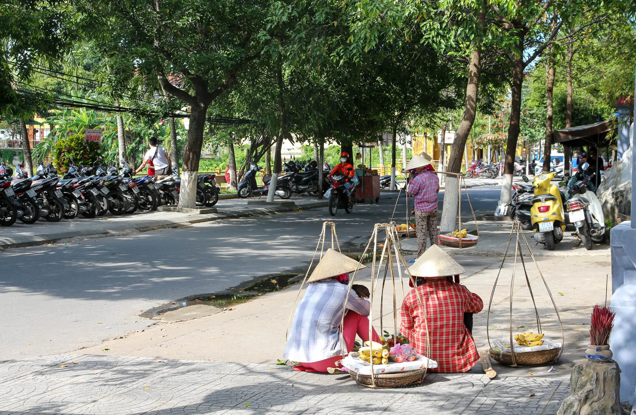 Verkäuferinnen mit traditionellen Hüten in Hanoi, Vietnam