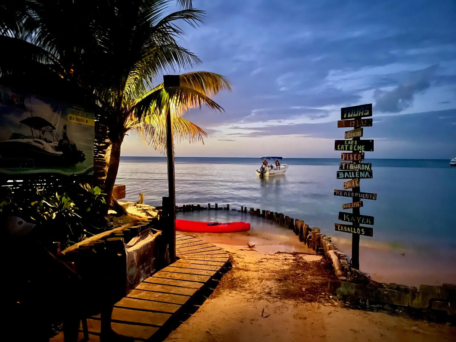 Strand in der Abenddämmerung auf Holbox