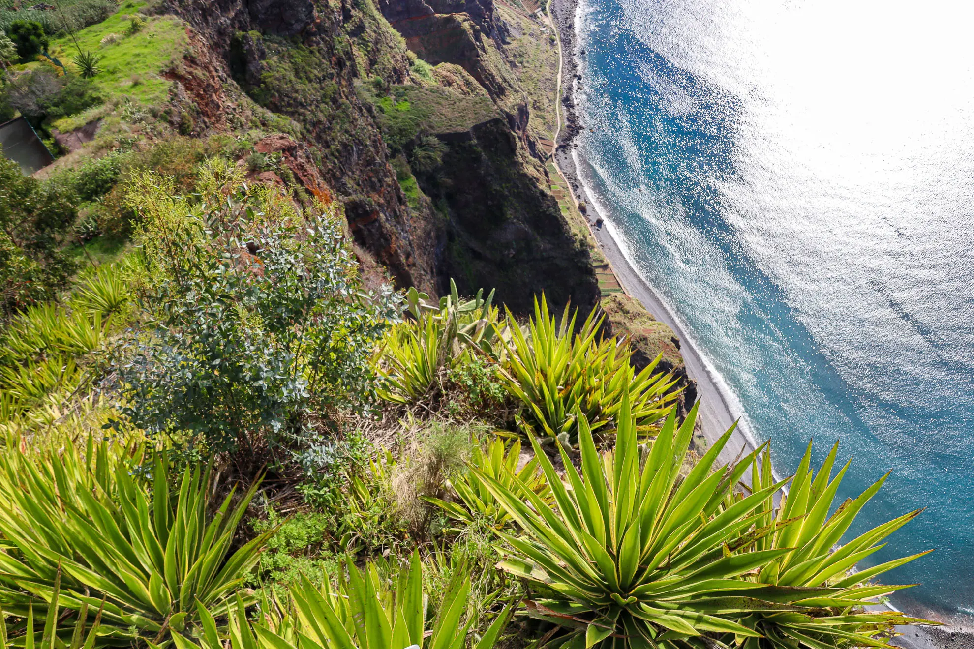 Blick nach unten von den Klippen Madeiras