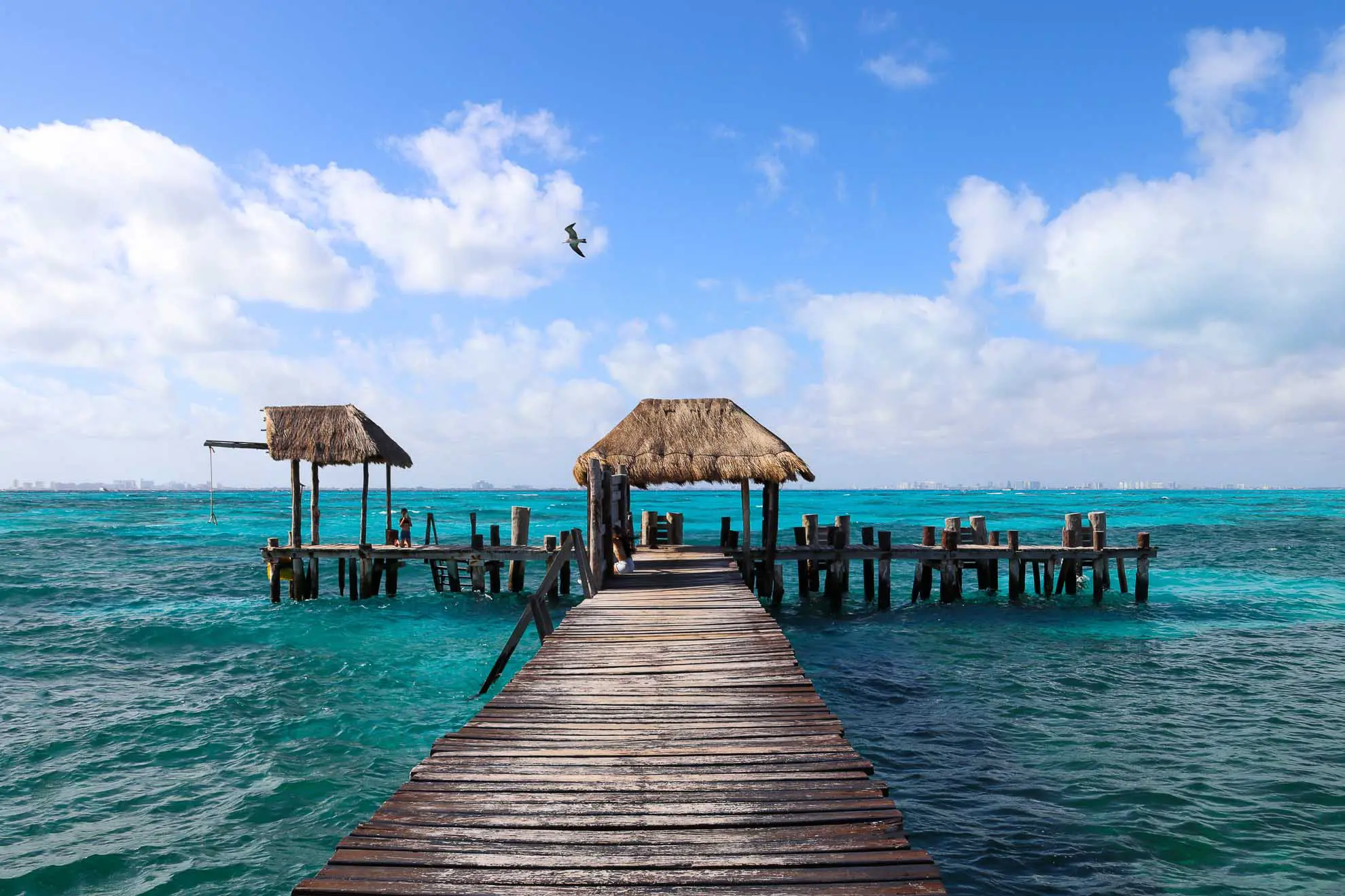 Holzsteg im Wasser auf Isla Mujeres
