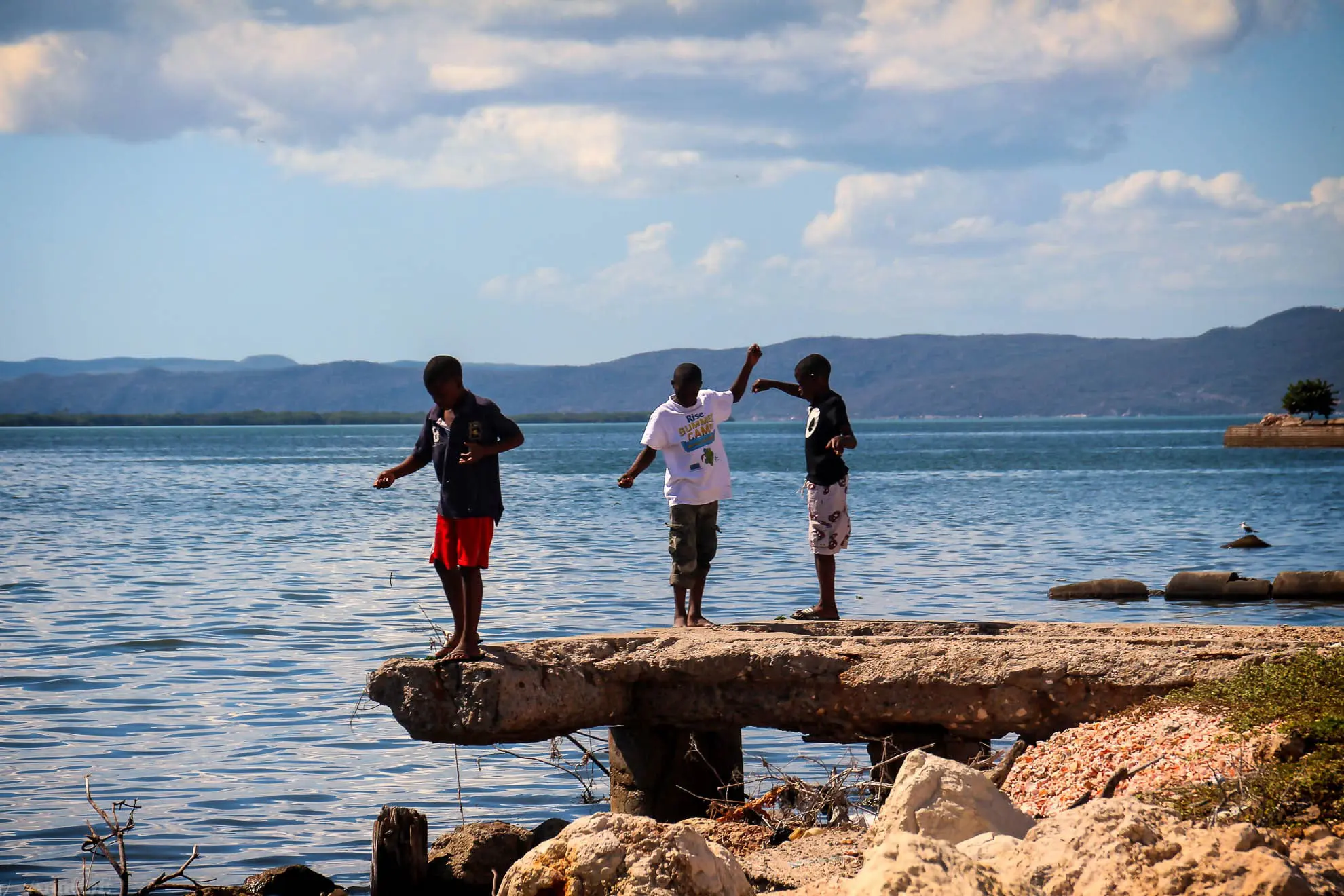 spielende Kinder an der Bucht in Kingston