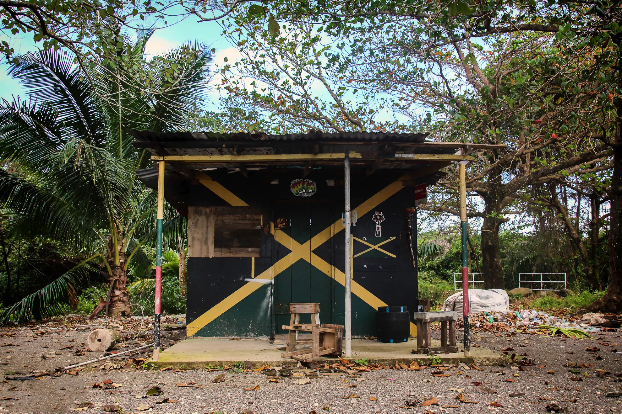 Einfache Hütte verziert mit jamaikanischer Flagge