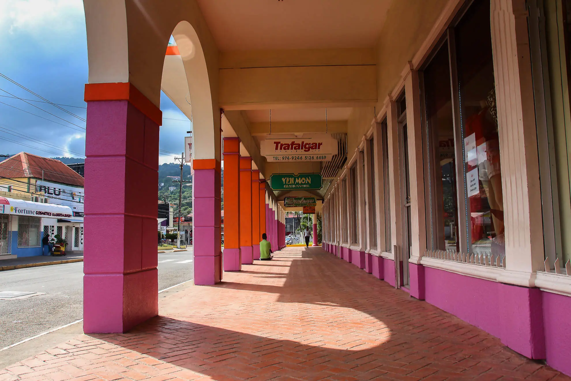 pinkfarbene Unterführung in Montego Bay