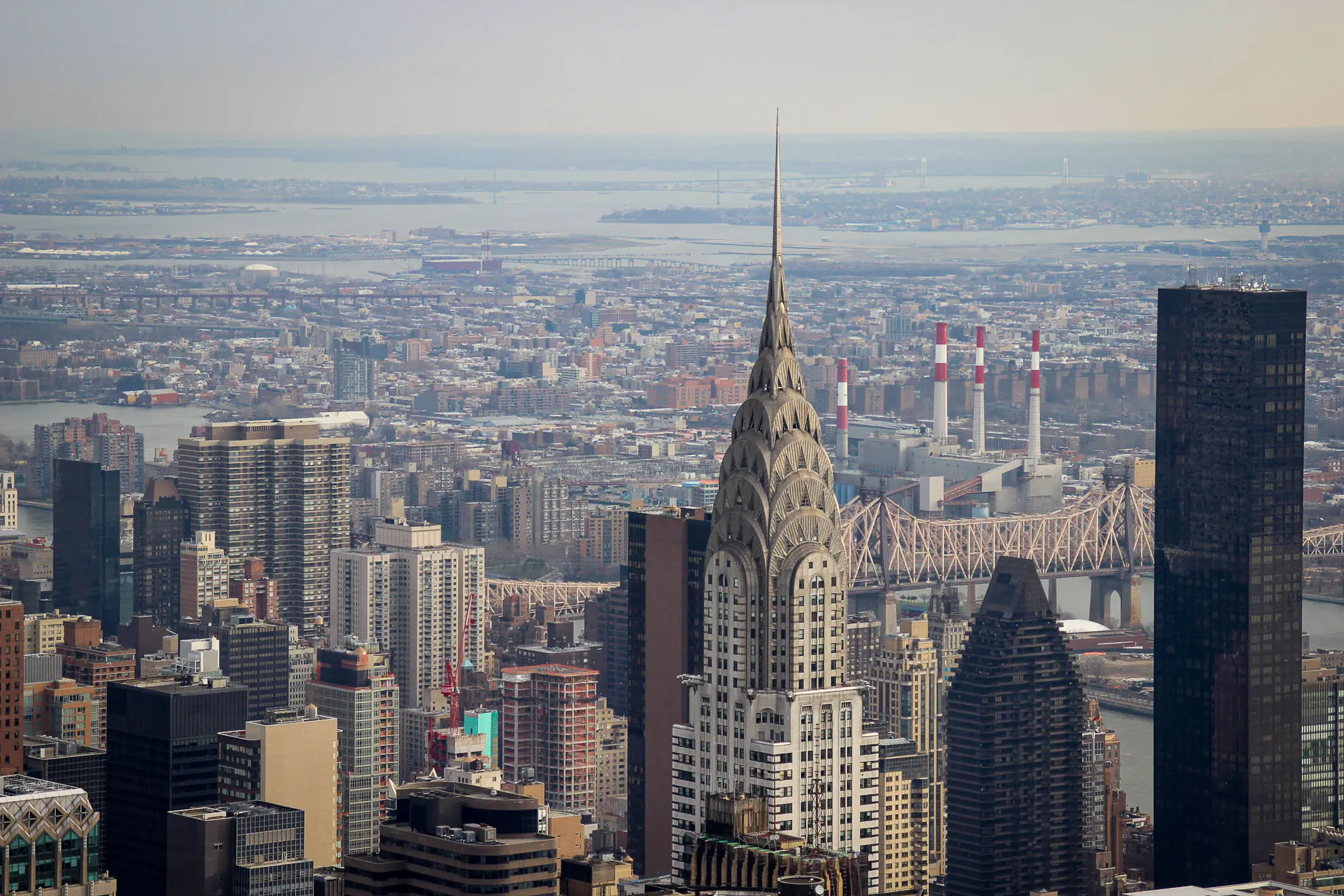 Hochhausschlucht mit Chrysler Building im Vordergrund - Skyline von New York