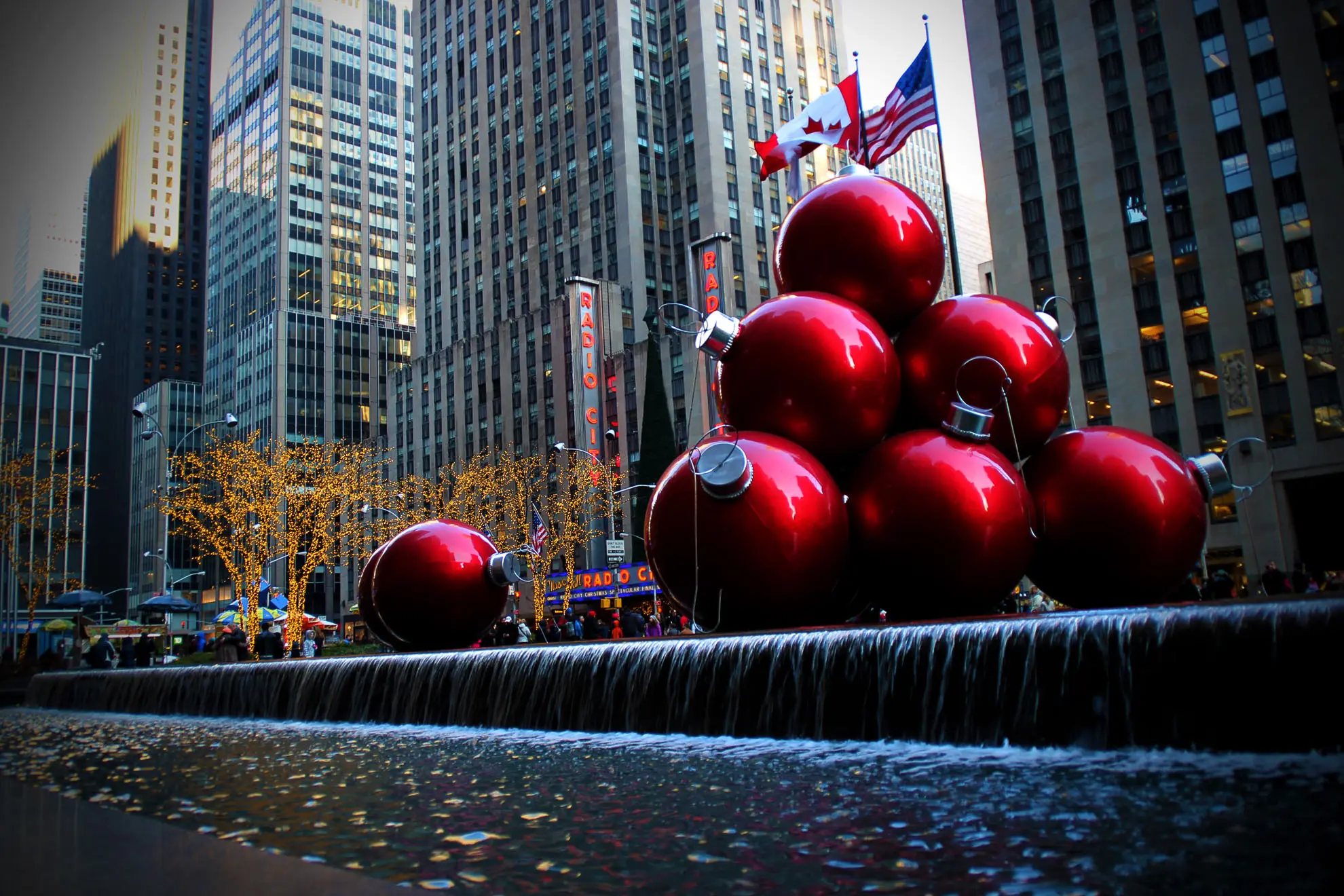 Riesige Weihnachtskugeln an der Radio City Hall