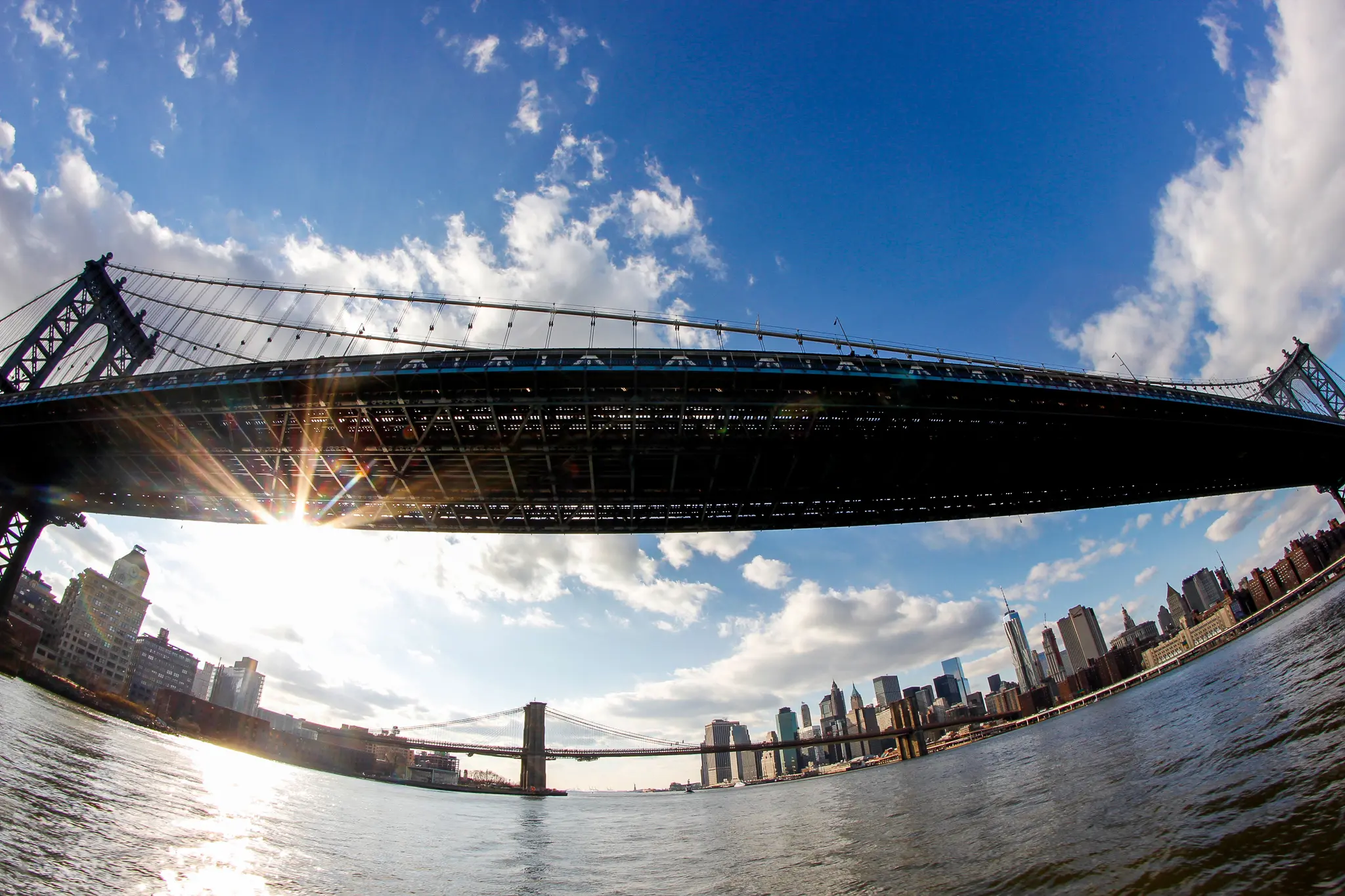 Unter der Brooklyn Bridge in New York
