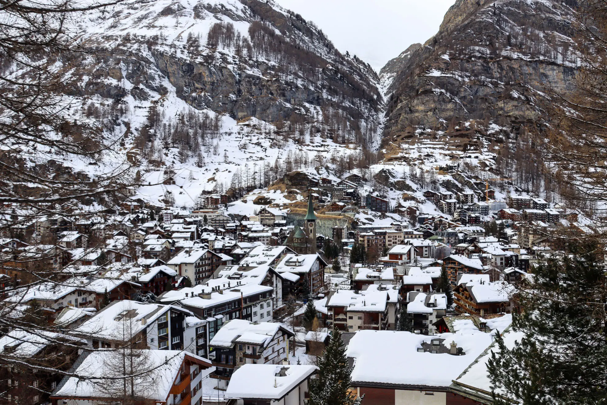 Das verschneite Dorf Zermatt