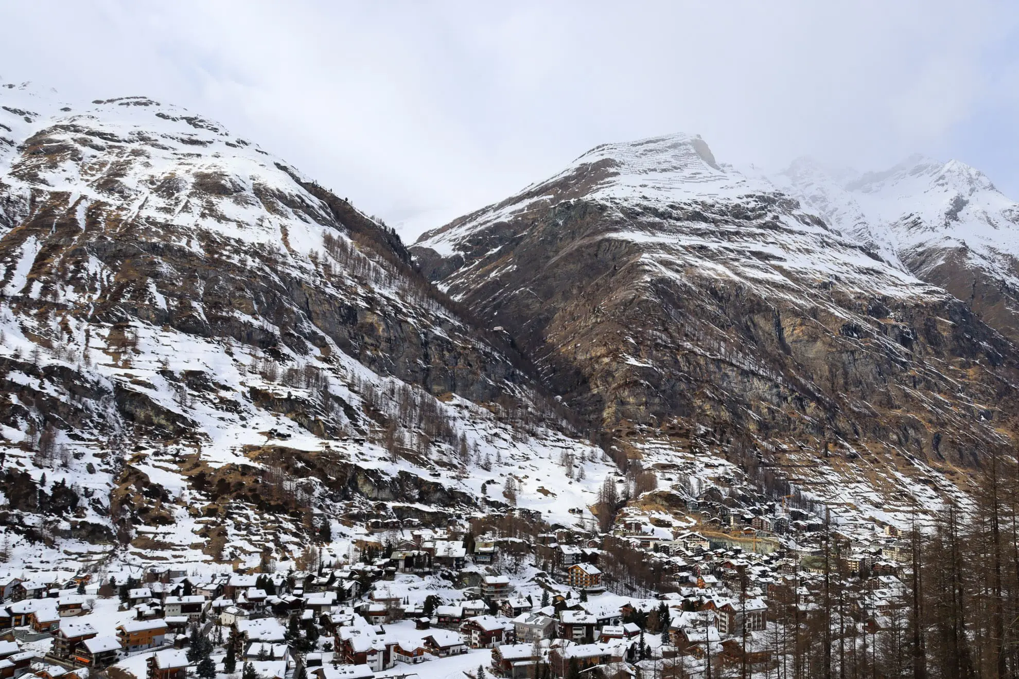 Das verschneite Dorf Zermatt