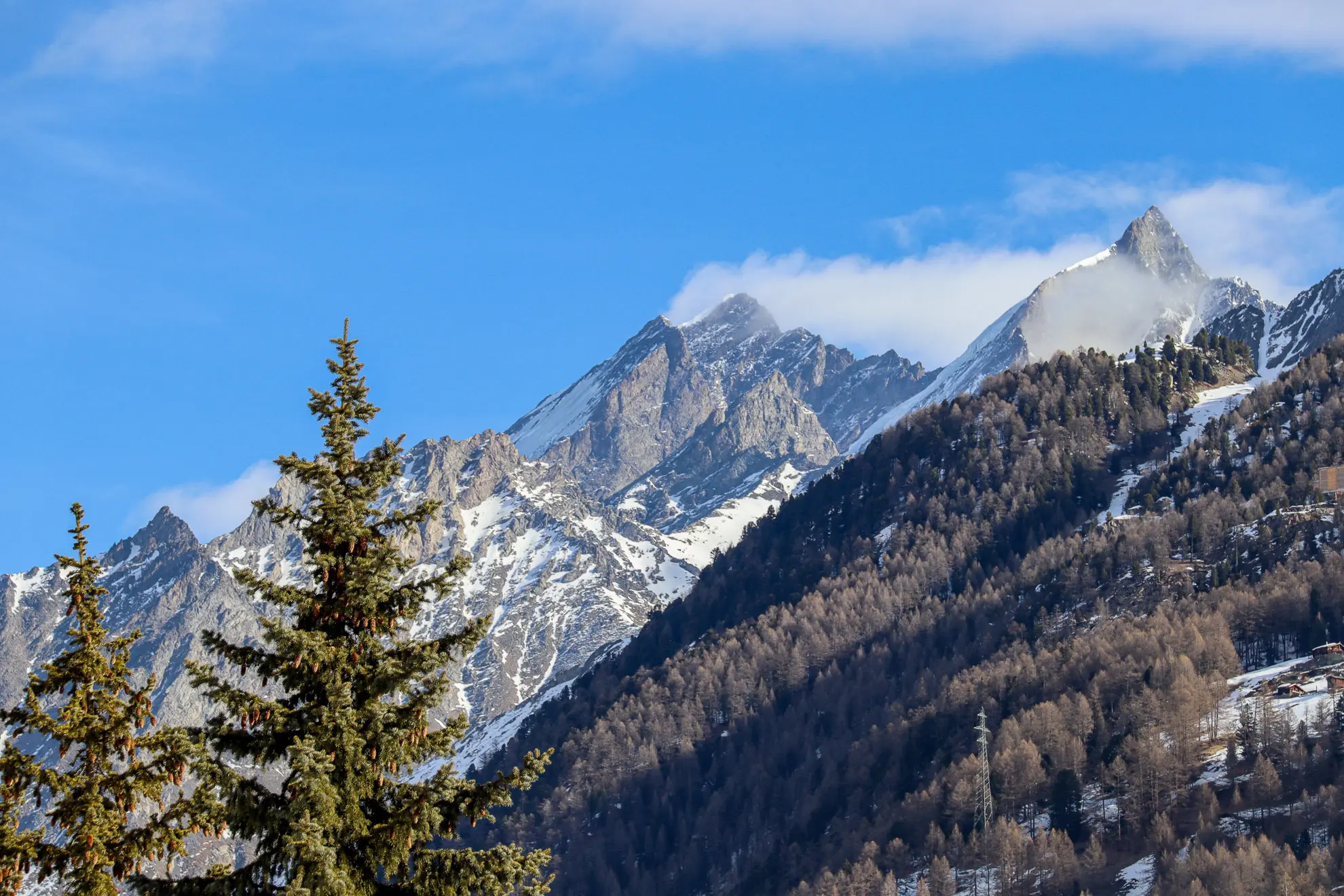 Blick auf die Alpen vom Tal Richtung Berge