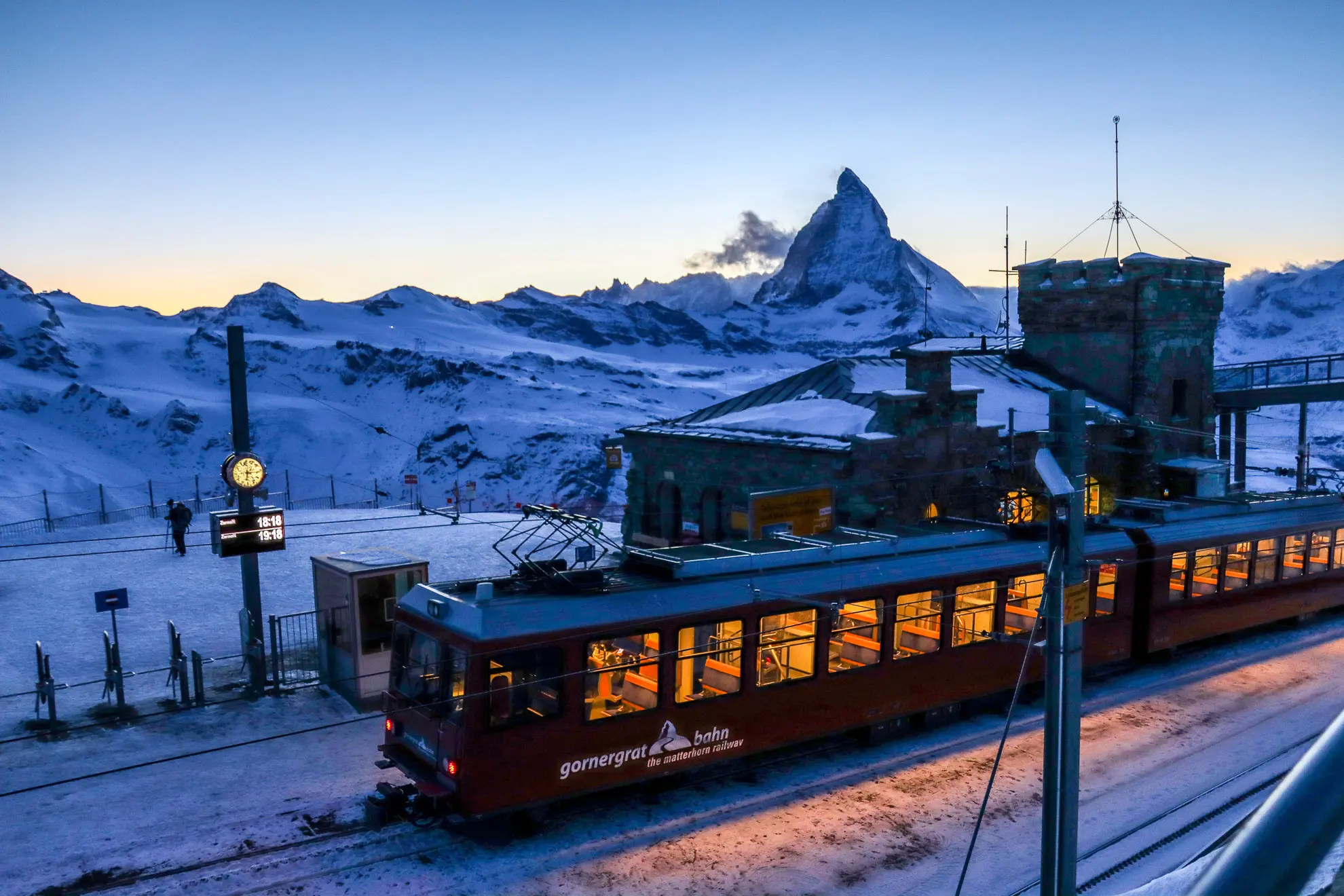 Die Gornergratbahn mit Matterhorn im Hintergund