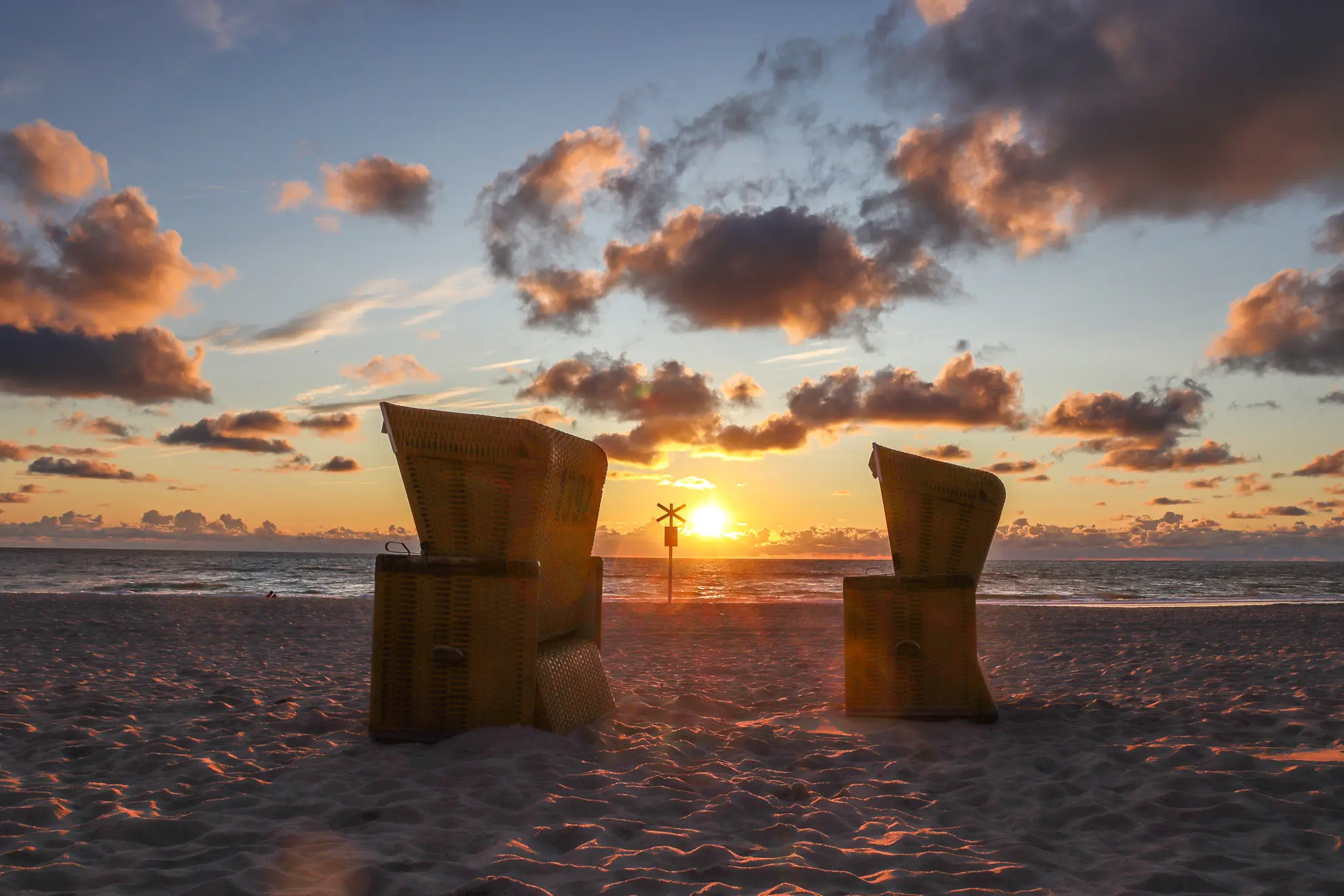Spektakulärer Sonnenuntergang über der Nordsee bei Sylt – Romantische Abendstimmung