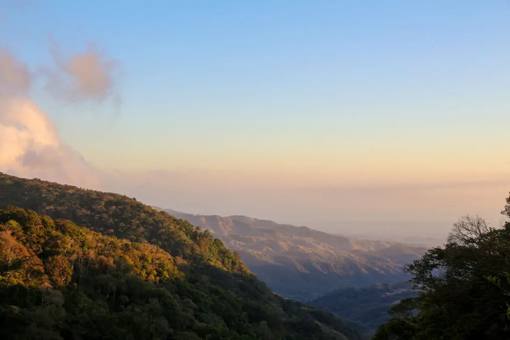 Goldene Lichtstimmung über verschachtelten Hügeln