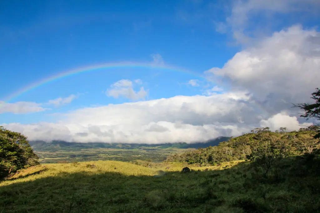 Weitblick über Costa Ricas Hochland mit wechselhaftem Himmel