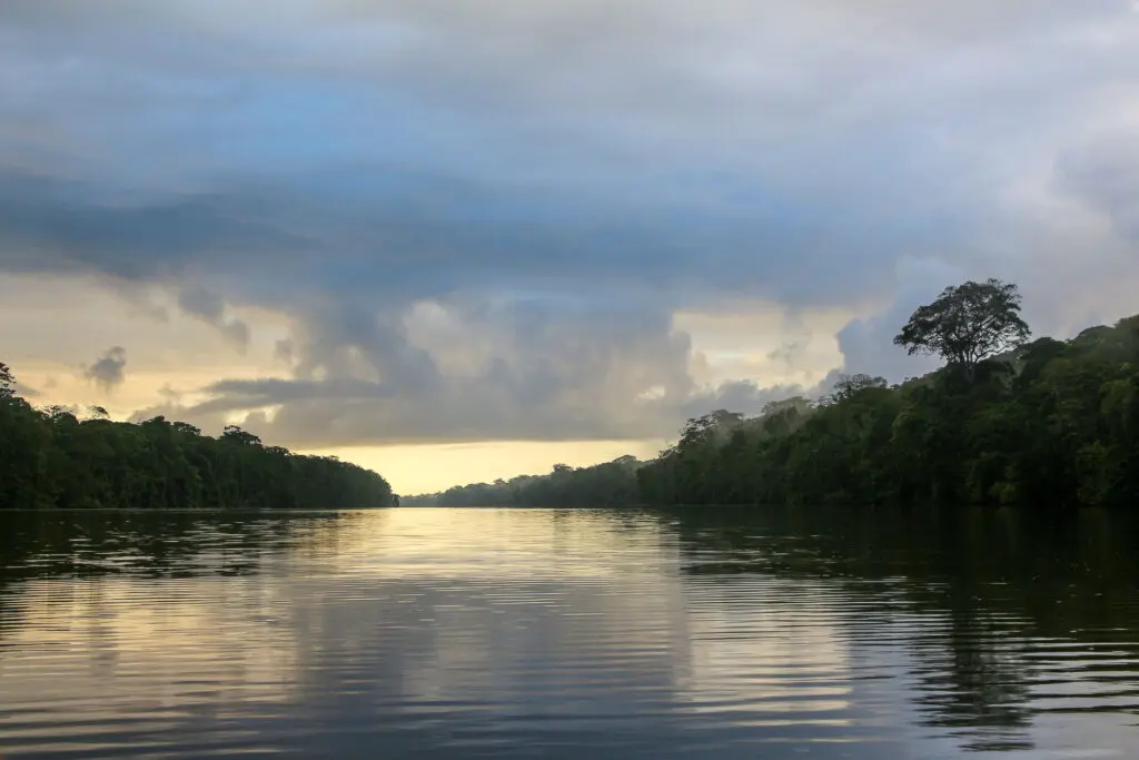 Sanft beleuchteter Flusslauf mit dramatischen Wolken