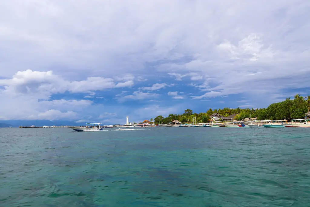 Panoramablick auf Küstenstadt in Indonesien