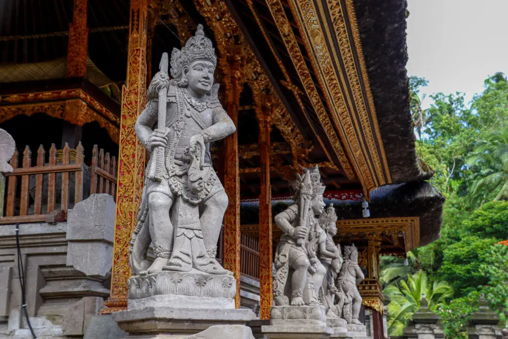 Detailaufnahme balinesischer Tempelwächter-Statuen