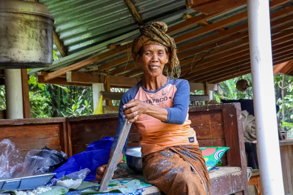 Bäuerin mit Machete in traditioneller Kleidung