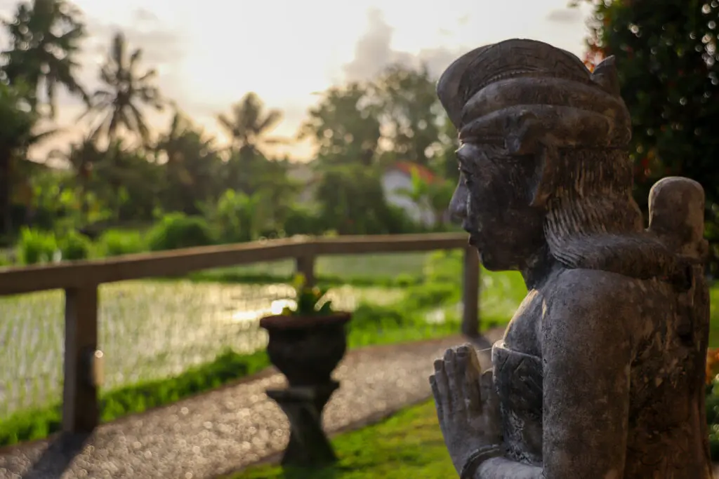 Steinstatue im Tempelgarten im Sonnenlicht
