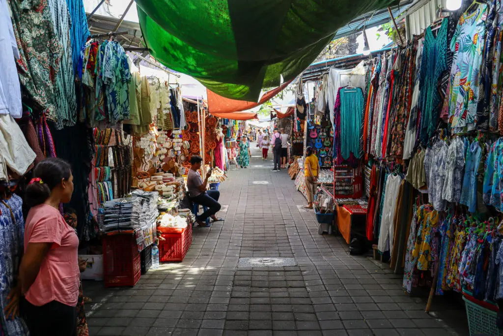 Marktstraße in Ubud mit bunten Tüchern und Ständen