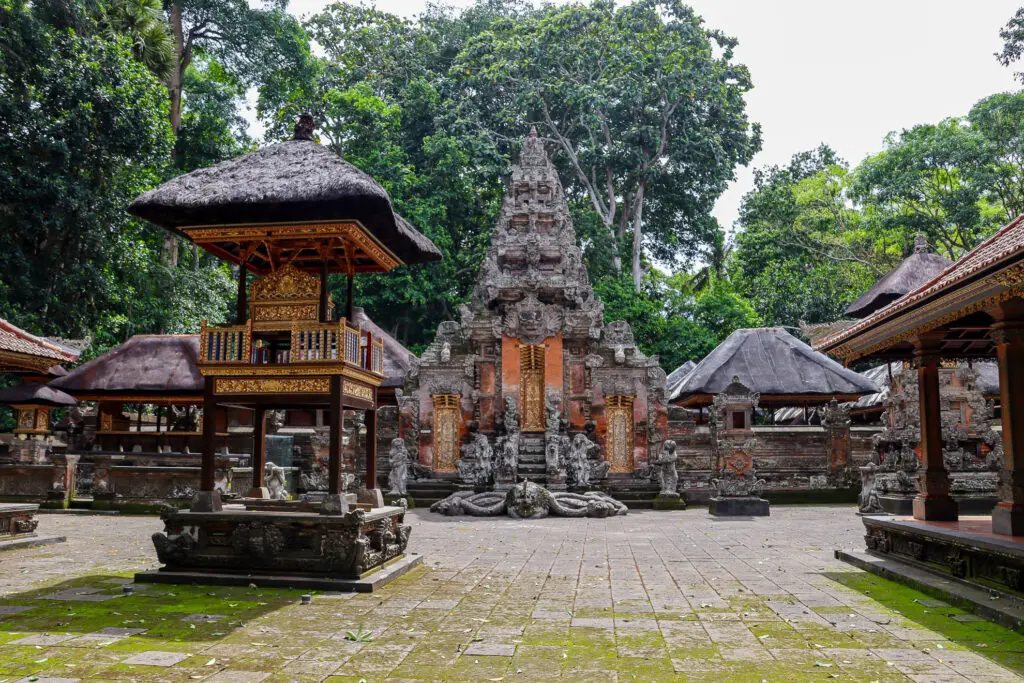 Balinesischer Tempel im Schatten großer Bäume