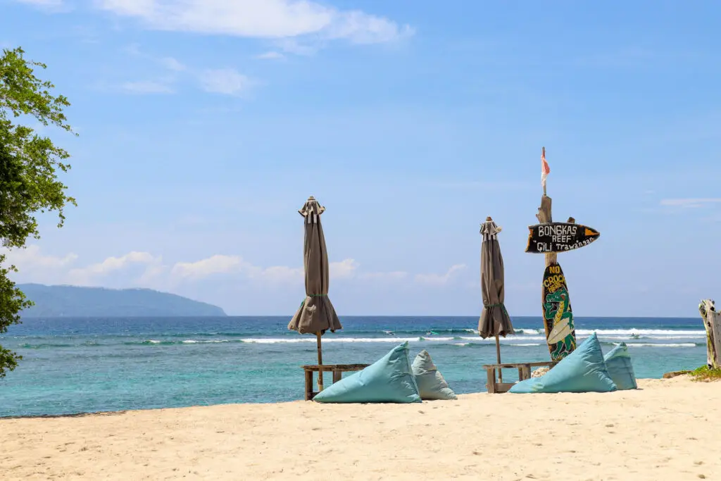 Bunte Bougainvillea über ruhiger Meeresbucht