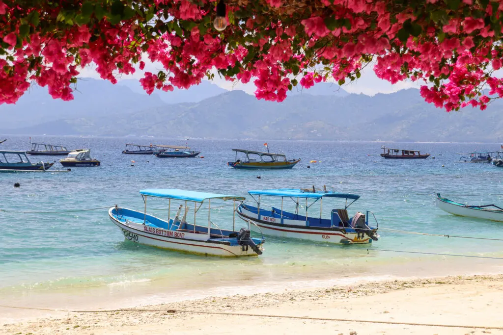 Strandcafé mit Blick aufs Wasser