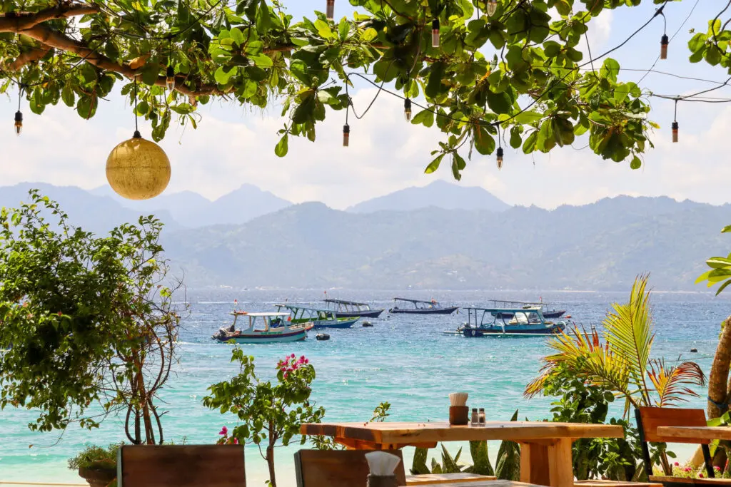 Strandcafé mit Blick aufs Wasser