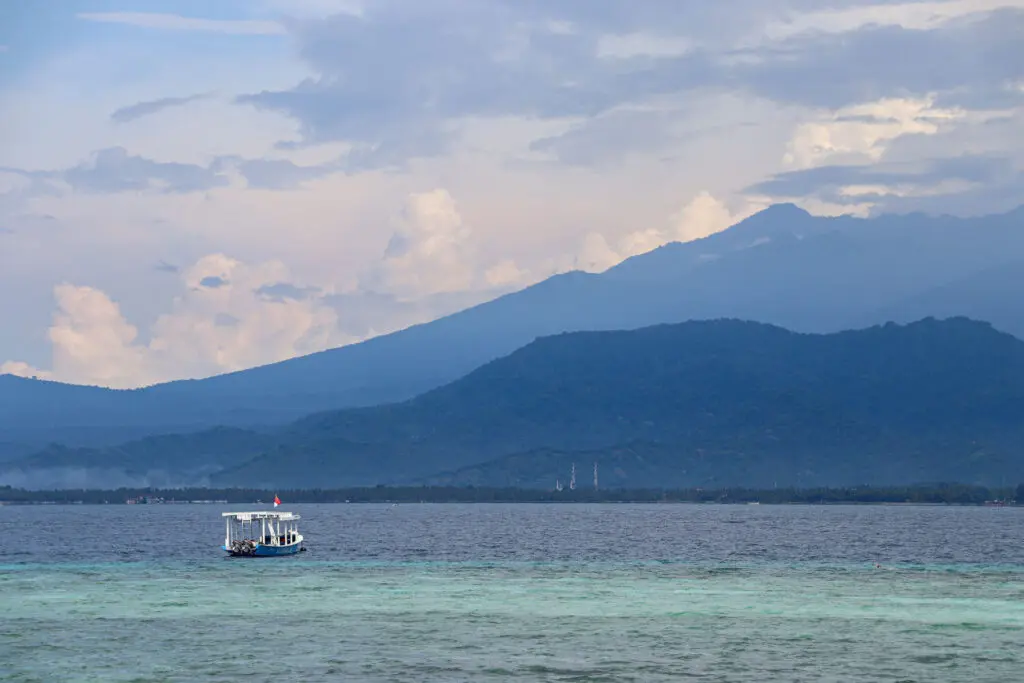 Blick auf einen Vulkan von Gili Air aus