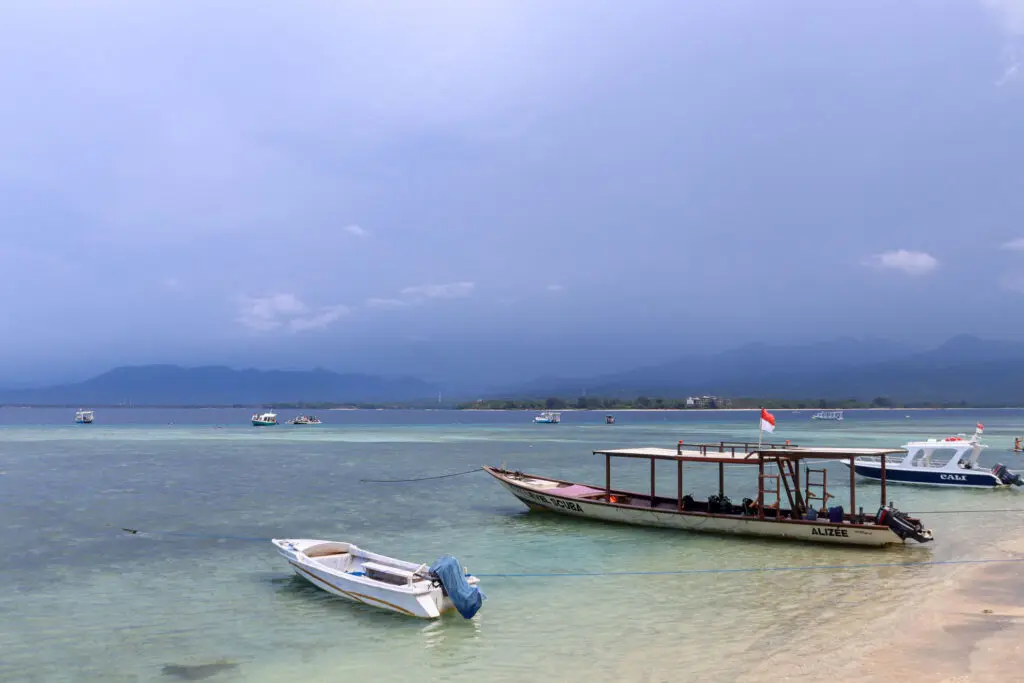 Boote vor bewölktem Himmel