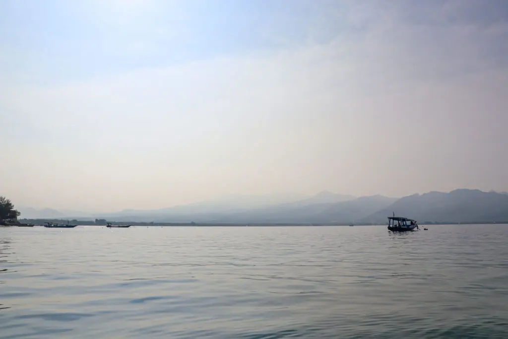 Sanfte Wellen und Boote bei Sonnenlicht