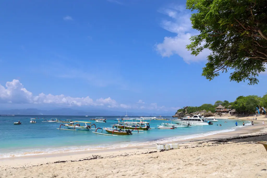 Boote vor blauem Himmel und türkisem Wasser