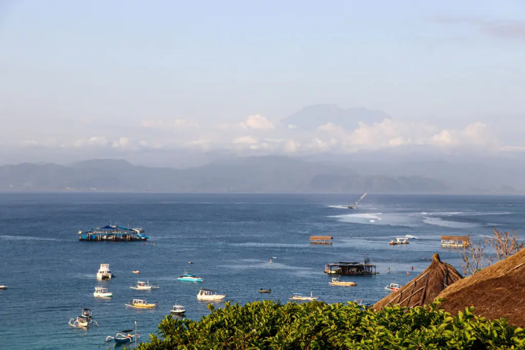 Blick aufs Meer mit Fischerbooten bei Bali