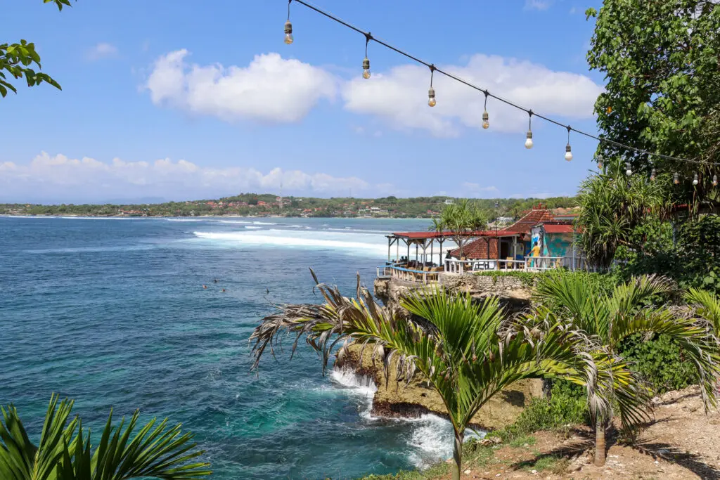 Klippenblick auf Café und Küste von Nusa Ceningan