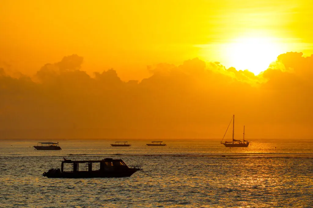 Sonnenuntergang mit Boot vor Bali