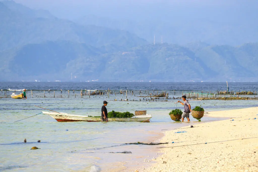 Fischer am Strand von Nusa Lembongan