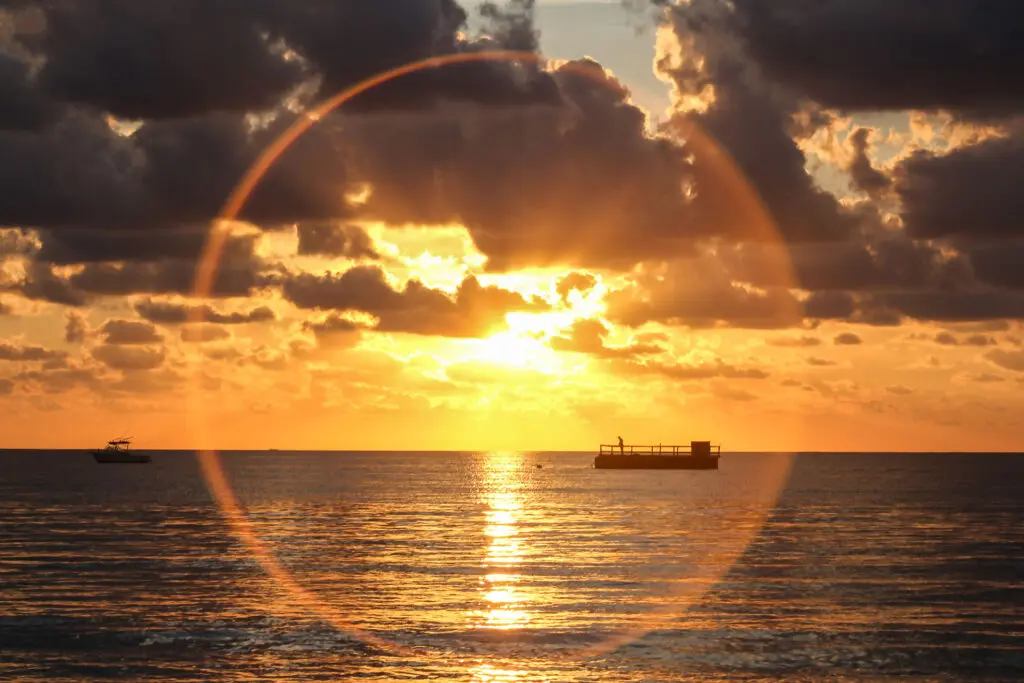 Sonnenuntergang mit Lichtreflex im Zentrum des Bildes