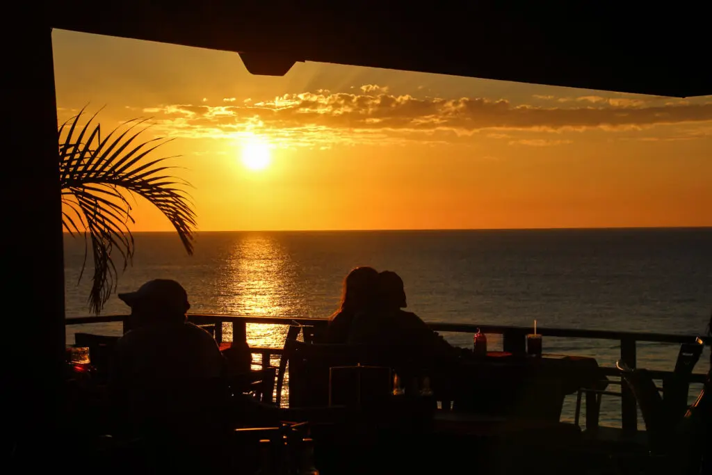 Rick's Café mit Palme und Meerblick bei Sonnenuntergang