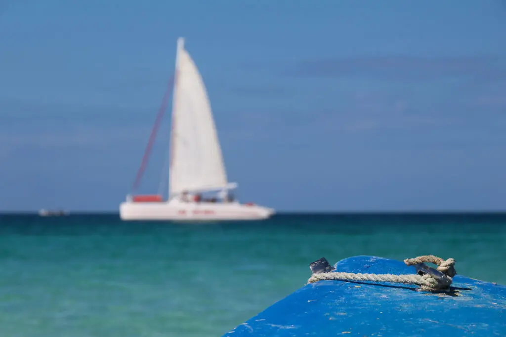 Katamaran segelt vor der Küste Jamaikas