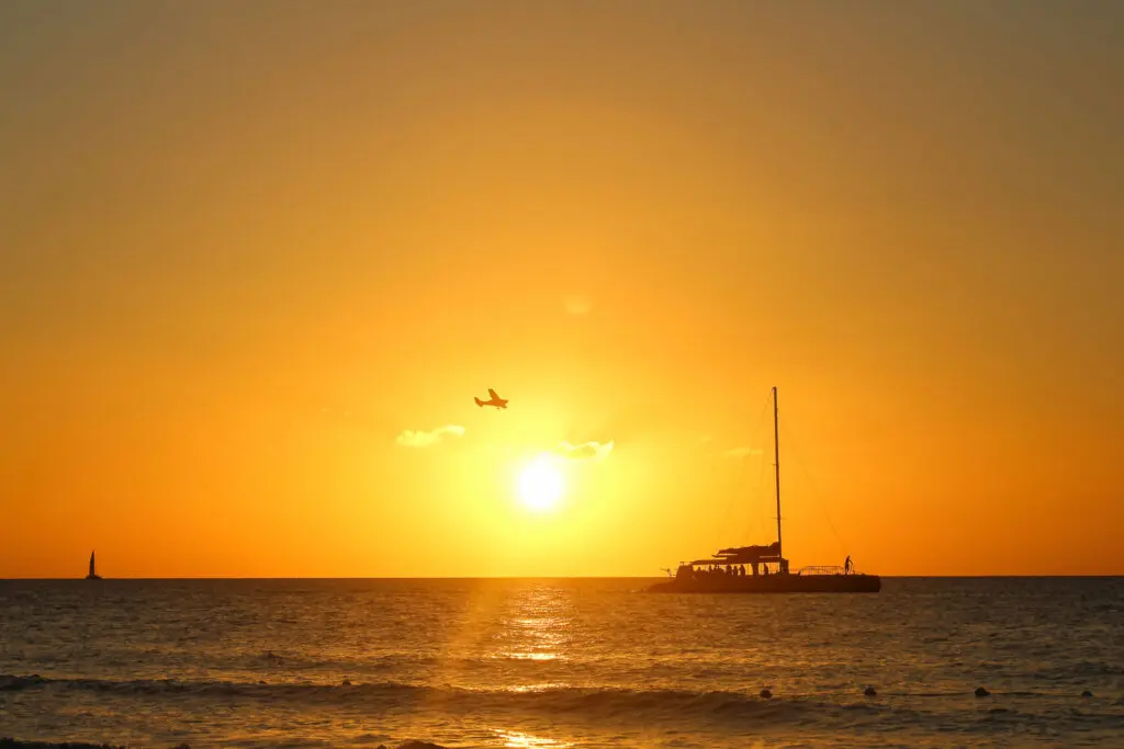 Segelboot im goldenen Licht bei Sonnenuntergang