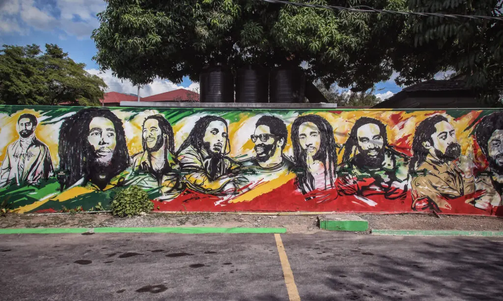 Wandmalerei mit Bob Marley Porträts