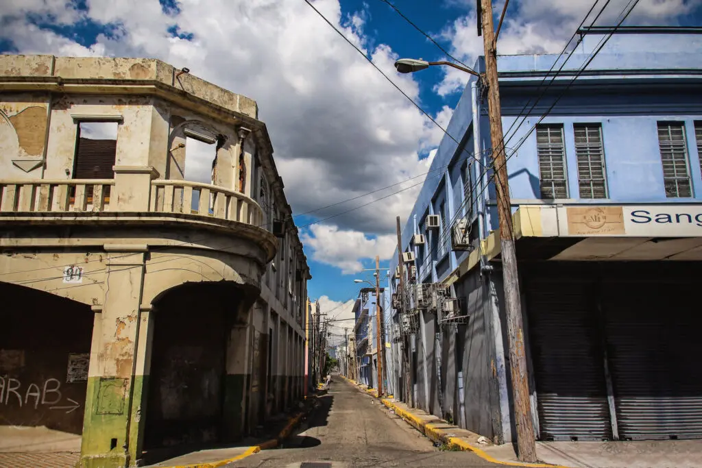 Verlassene Straße zwischen alten Kolonialbauten