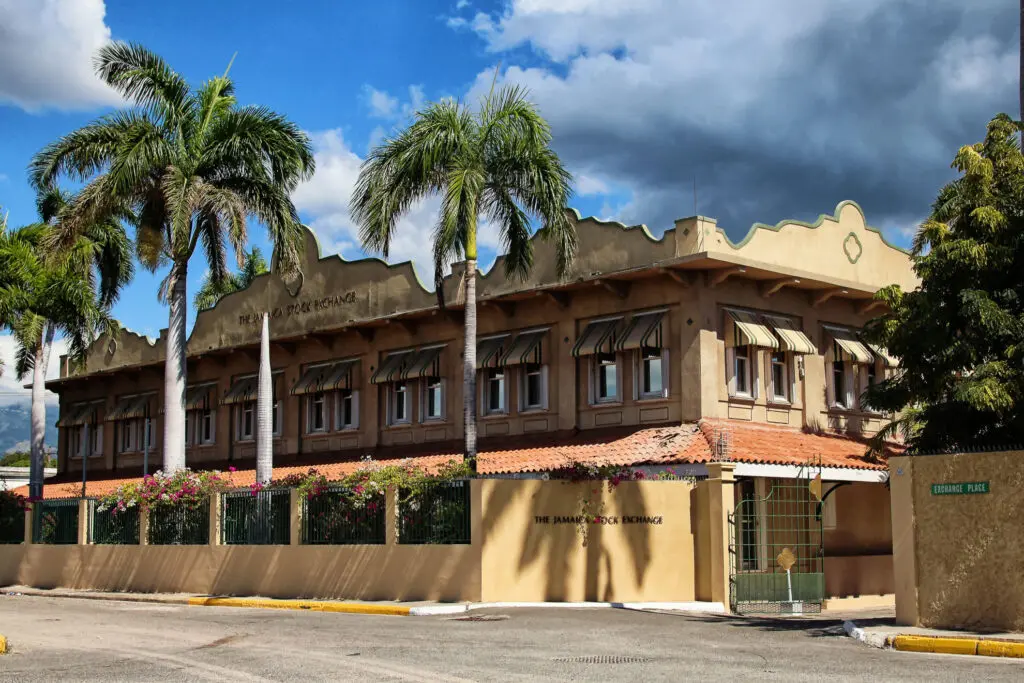 Historisches Gebäude mit Palmen in Kingston